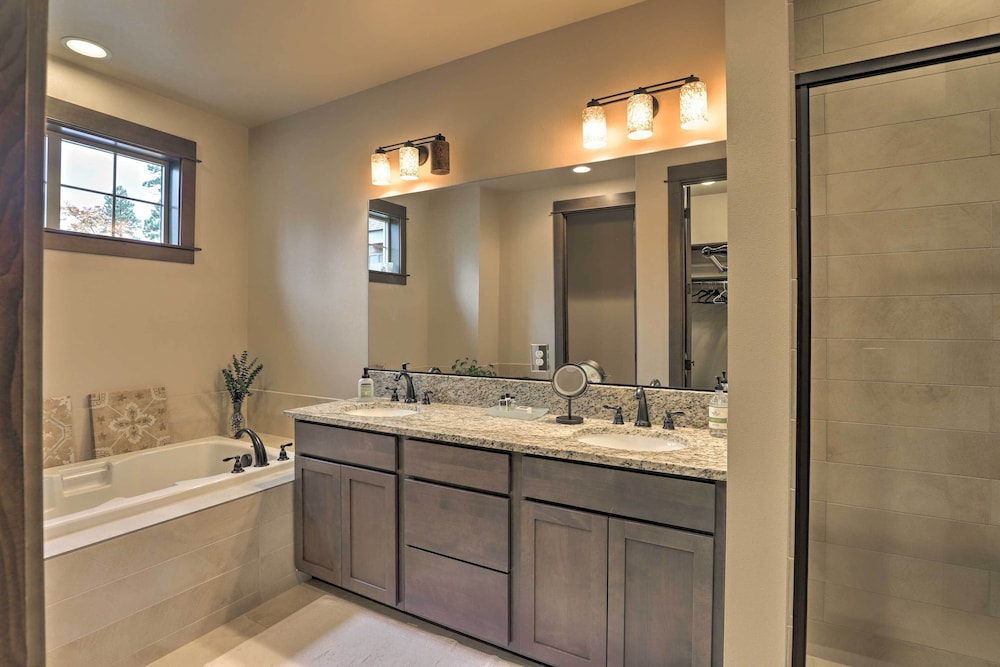 Luxury Suncadia Resort Retreat with Private Hot Tub in Cle Elum, United States