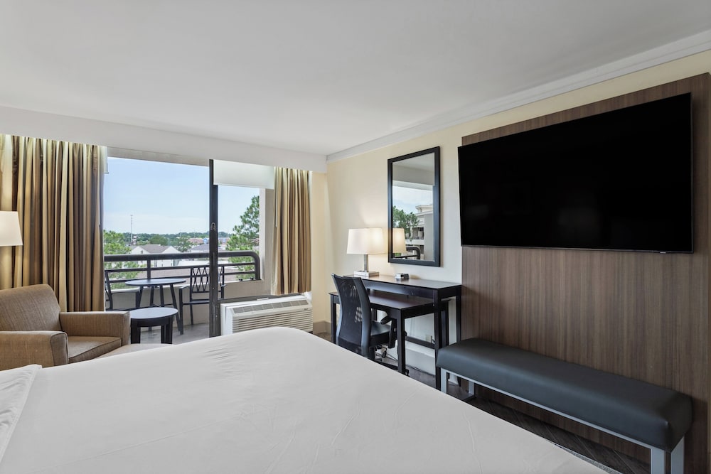 Crowne Plaza Executive Center Baton Rouge by IHG - photo 42
