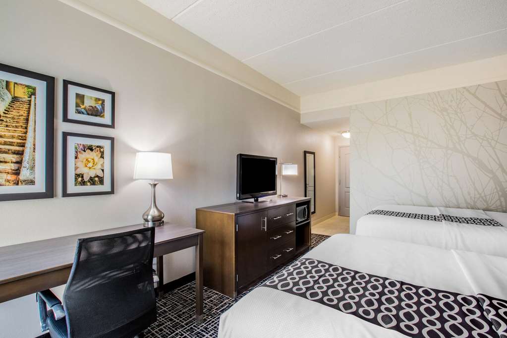 La Quinta Inn & Suites by Wyndham Mission at West McAllen - photo 17