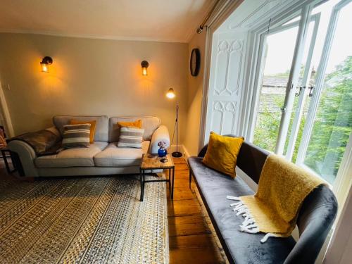 Cosy Cottage for 6 & Furry Friends in Hope Valley — 4-Star Luxury Hotel in Hope Valley, United Kingdom