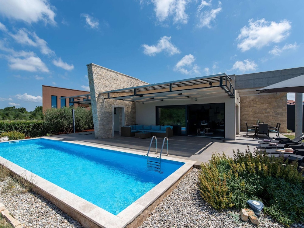 Villa Leandra — 4-Star Luxury Hotel in Novigrad, Croatia