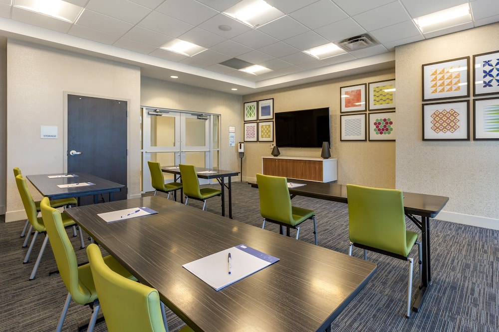 Holiday Inn Express & Suites Phoenix Dwtn State Capitol by IHG - photo 46