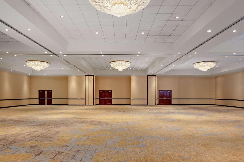 Hotel Zessa Orange County Airport a DoubleTree by Hilton - photo 131