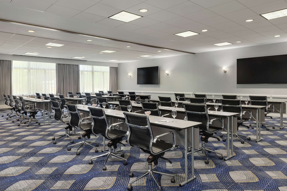 Embassy Suites by Hilton Philadelphia Valley Forge - photo 52