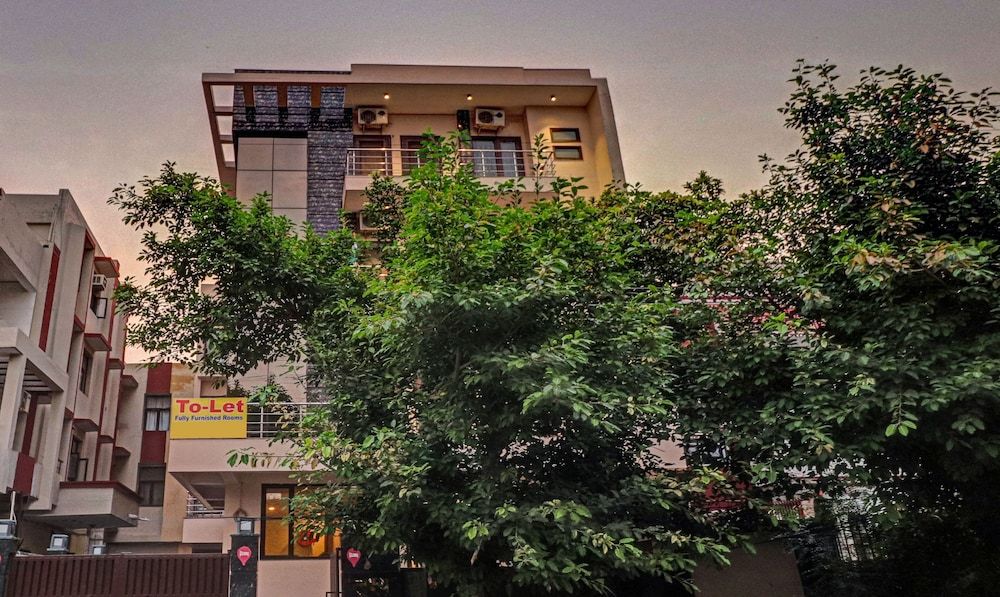 Treebo Trip Golden Divine Inn - last minute hotel in Noida