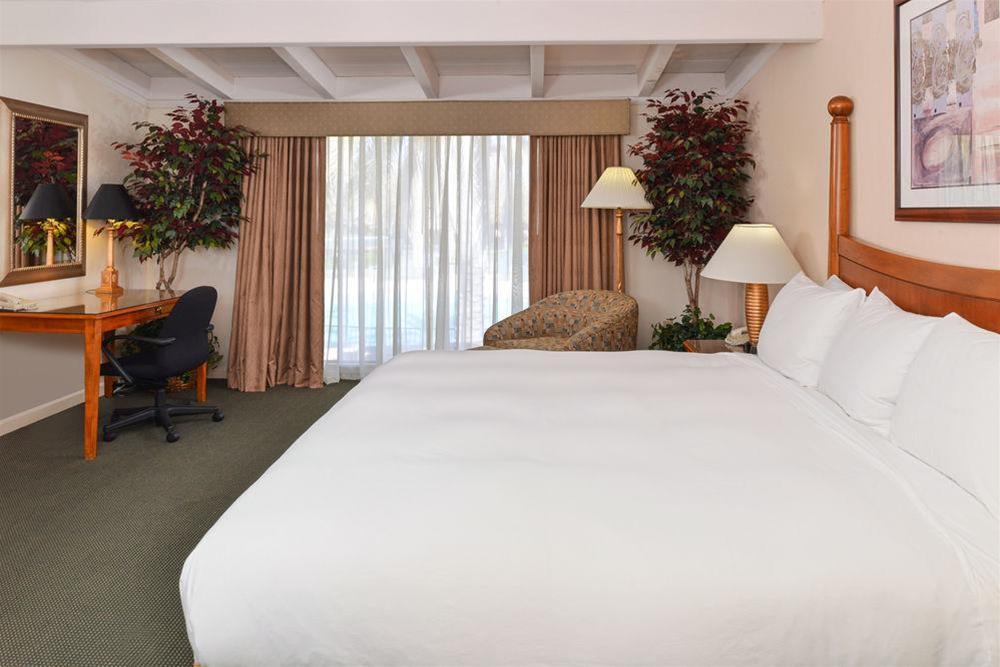 Red Lion Woodlake & Conference Center - photo 16