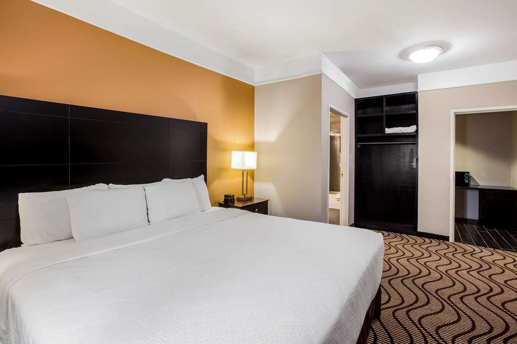 La Quinta Inn & Suites by Wyndham Pasadena - photo 27