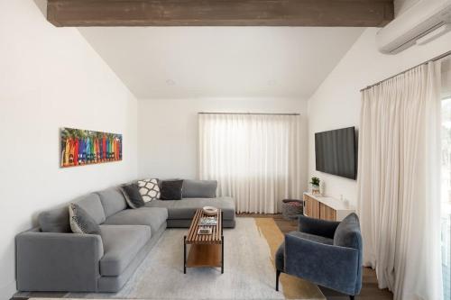2BD Sashas Bungalow Beach Vibes 1 Block Away — 4-Star Luxury Hotel in San Diego, United States
