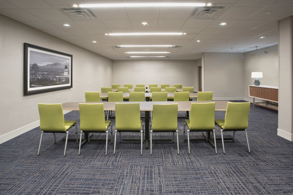 Holiday Inn Express & Suites Redding by IHG - photo 28