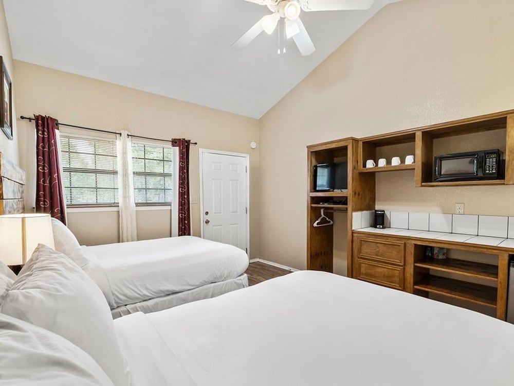 The Claire Hotel - photo 25