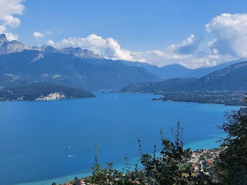 A 200 mA tres du lac d'Annecy spacieux appartement 3 chambres avec terrasse et jardin — 4-Star Luxury Hotel in Sevrier, France