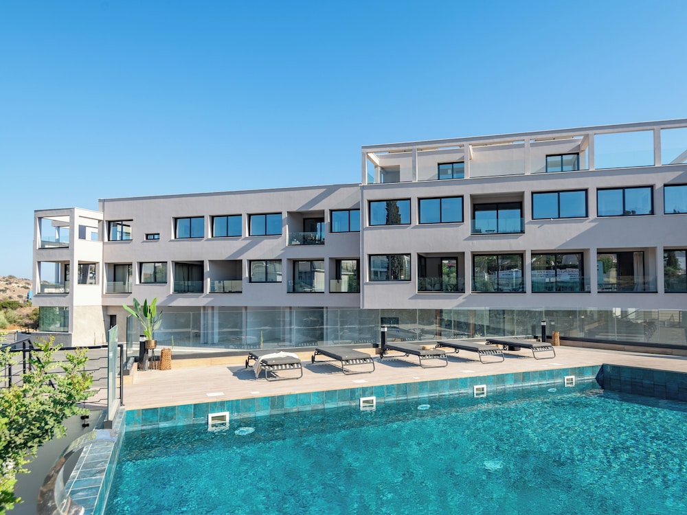 Sanders River Plaza Light 2 Bedroom Apartment With Balcony