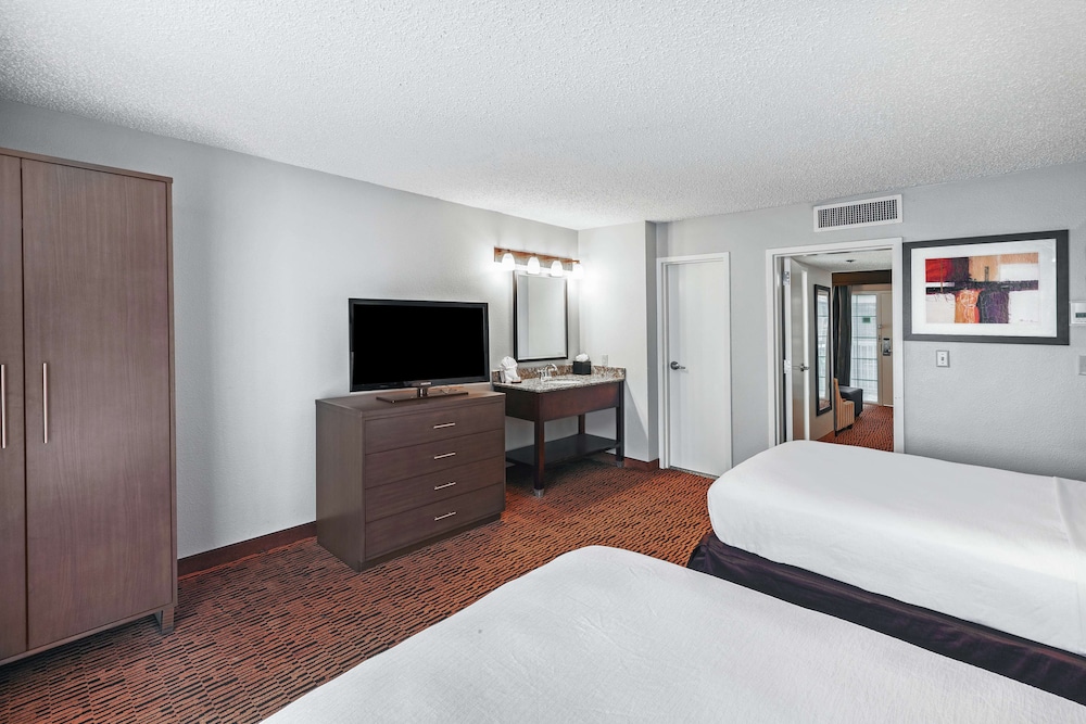 Embassy Suites by Hilton Dallas Market Center - photo 13