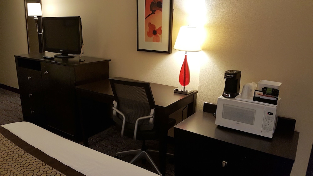 Baymont by Wyndham Belleville Airport Area - photo 23