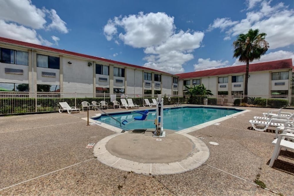 Executive Inn & Suites Hobby - photo 18