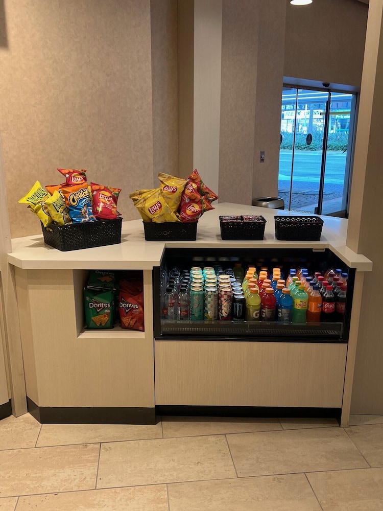 La Quinta Inn & Suites by Wyndham LAX - photo 4