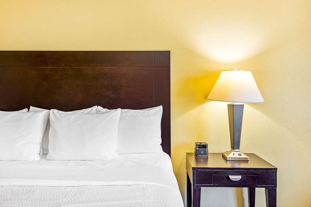 La Quinta Inn & Suites by Wyndham Eastland - photo 24