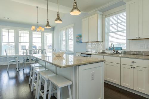 Kiki Hut by Oak Island Accommodations - photo 45