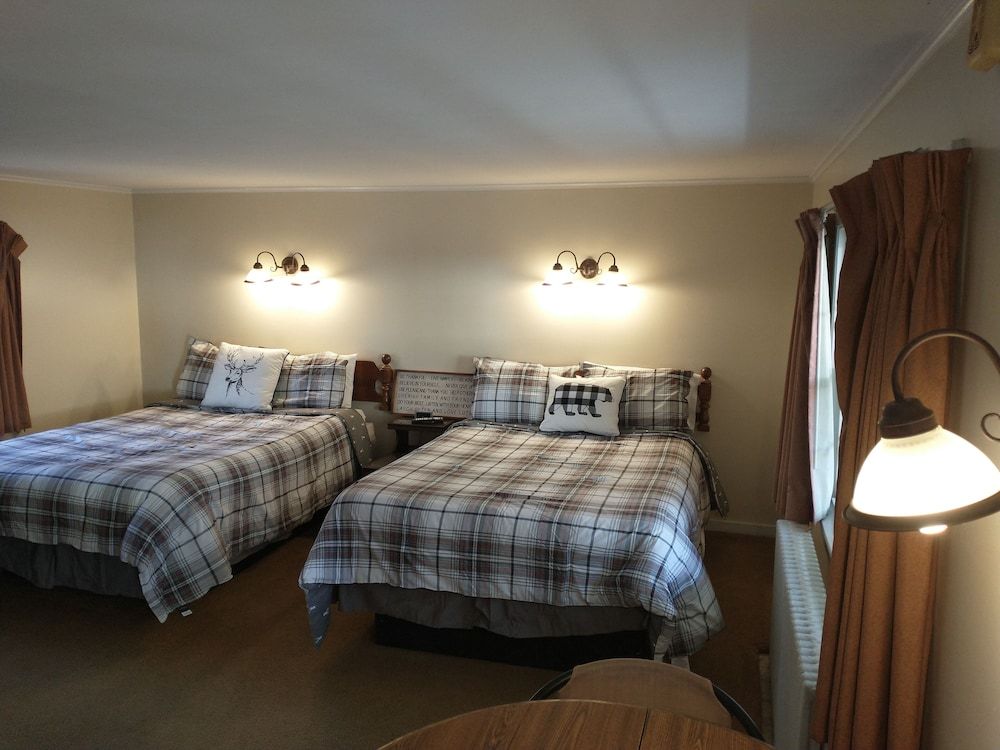 Maple Leaf Motel - carbon neutral hotel in Lake Placid