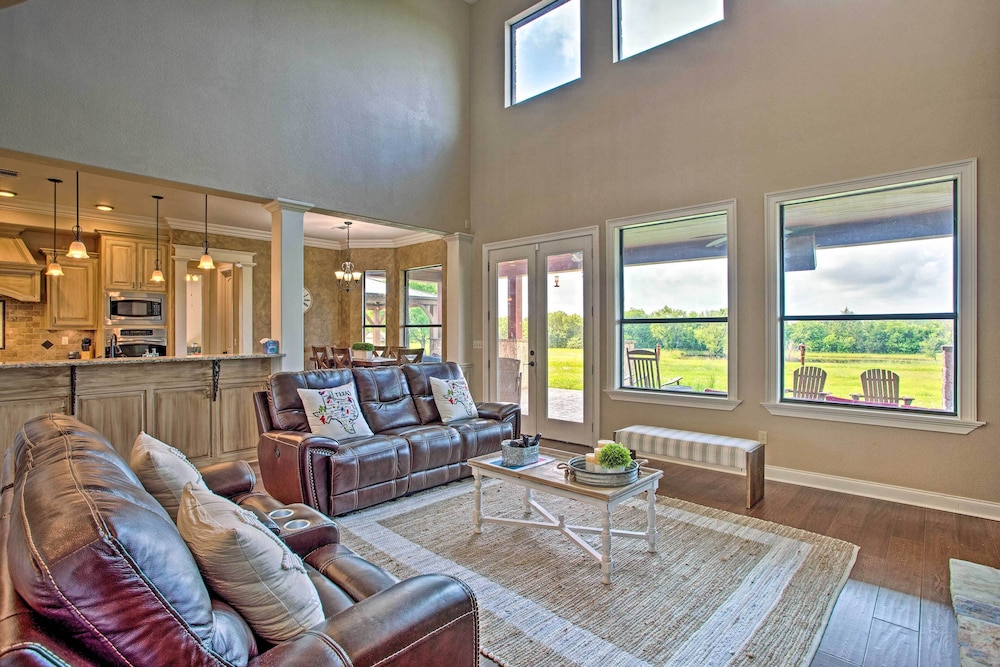 Home with Game Room and Fireplace 14 Mi to McKinney — 4-Star Luxury Hotel in Blue Ridge, United States