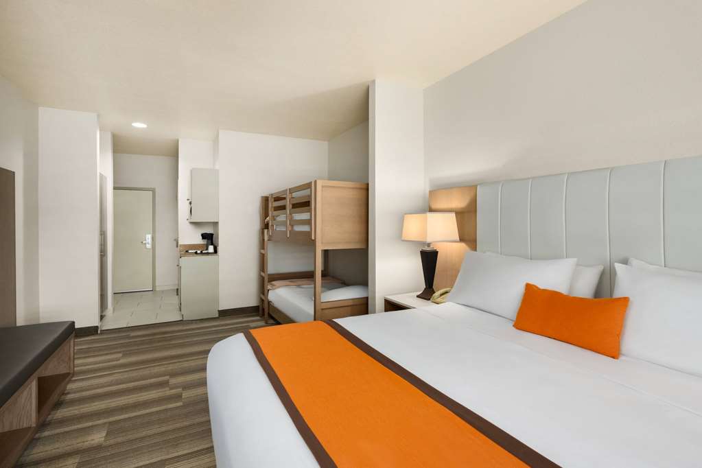 Hotel Marguerite Anaheim Garden Grove Trademark Collection by Wyndham - photo 35