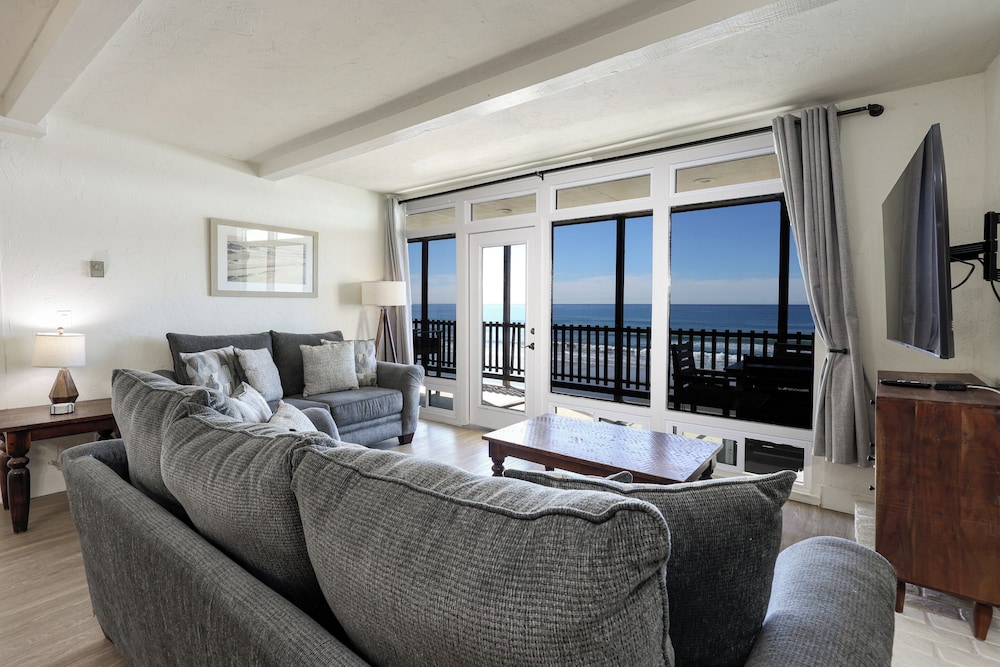 Beachfront Retreat — 4-Star Luxury Hotel in Oceanside, United States