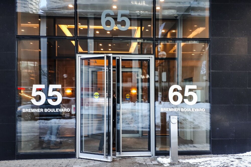 Downtown Luxury CN Tower & Lake View in Toronto, Canada