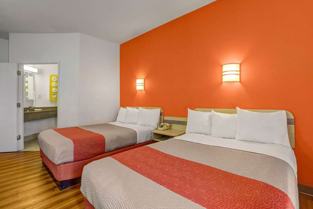 Howard Johnson by Wyndham Lemoore - photo 14