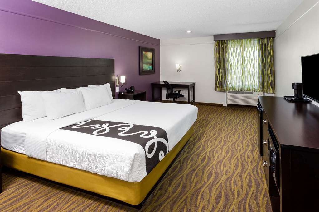 La Quinta Inn & Suites by Wyndham Laredo Airport - photo 25
