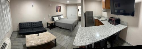 Lone Oak Studio Suites - last minute hotel in Bakersfield