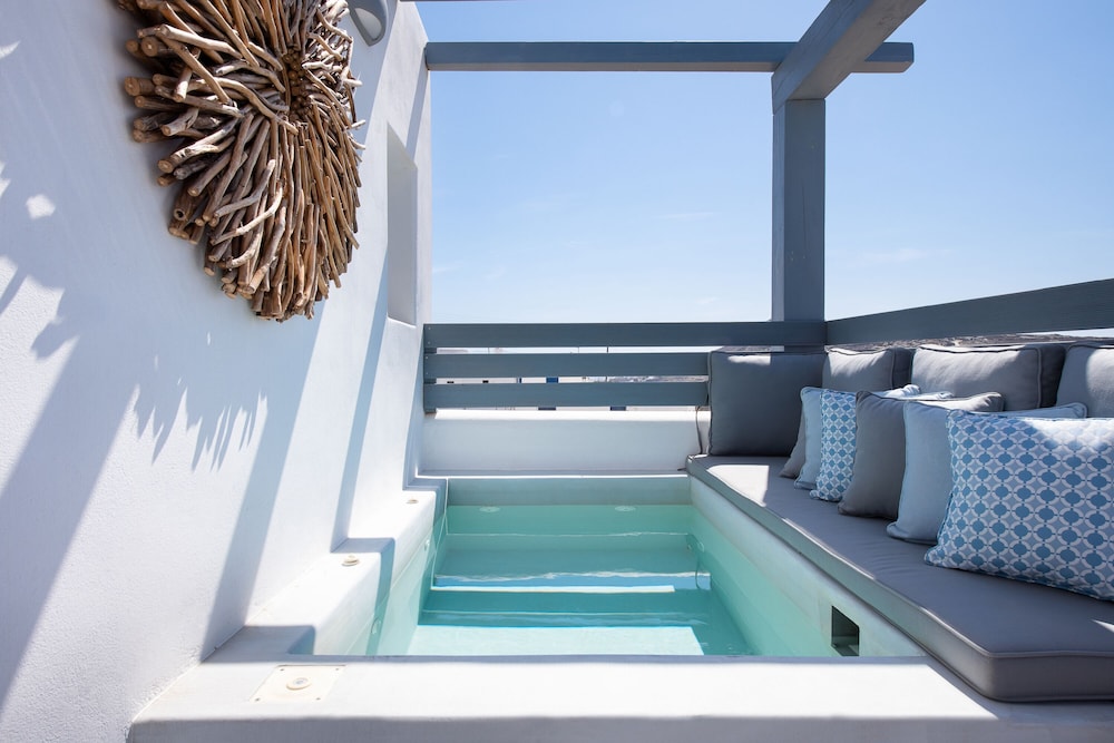 Hosting Moments Flat with Private Mini Pool — 4-Star Luxury Hotel in Mykonos, Greece