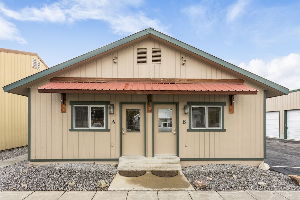 The Yellowstone Hideaway Unit B — 4-Star Luxury Hotel in West Yellowstone, United States