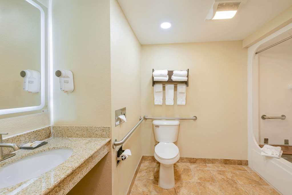 La Quinta Inn & Suites by Wyndham Columbus Grove City - photo 45
