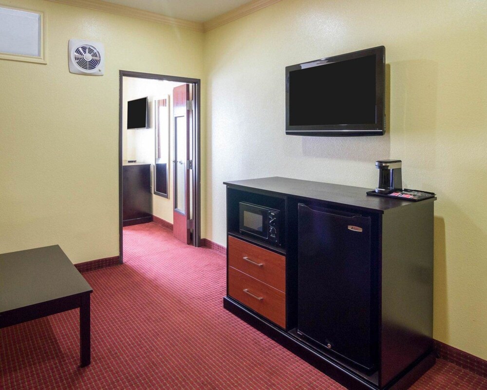 Springwood Suites Houston IAH Beltway 8 - photo 7