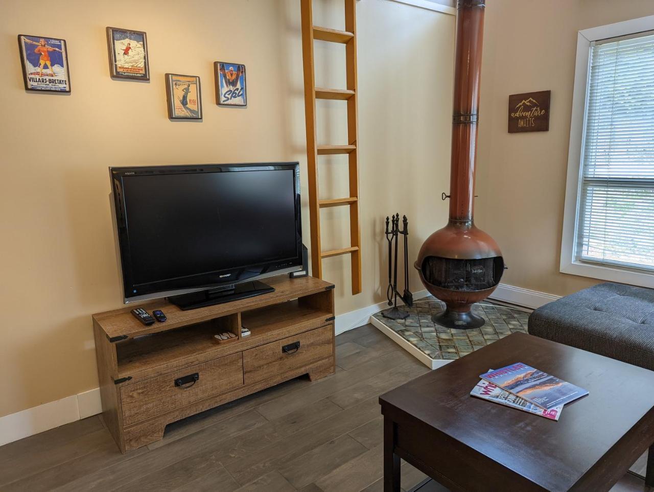 Cozy 1br Walk To Gondola Sleep 4 Free Parking in Whistler, Canada