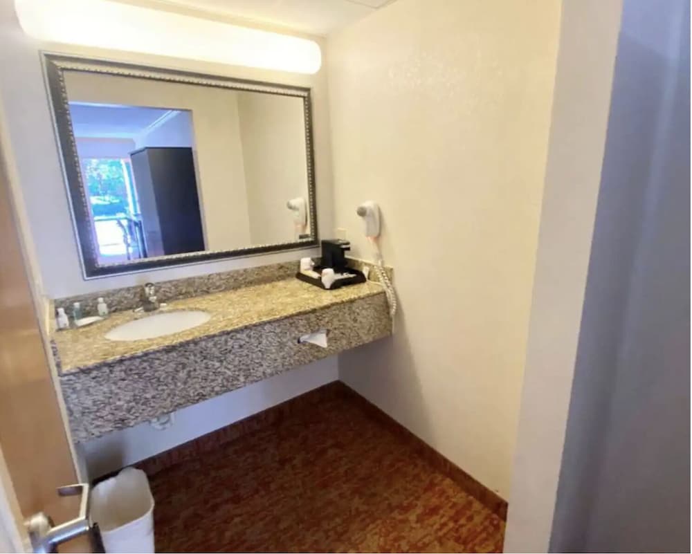 Hibiscus Inn & Suites - photo 7