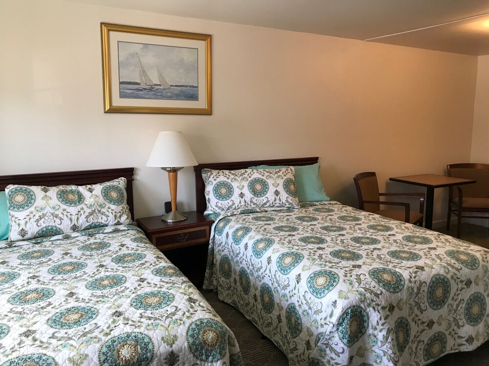 Admiral's Ocean Inn - photo 16
