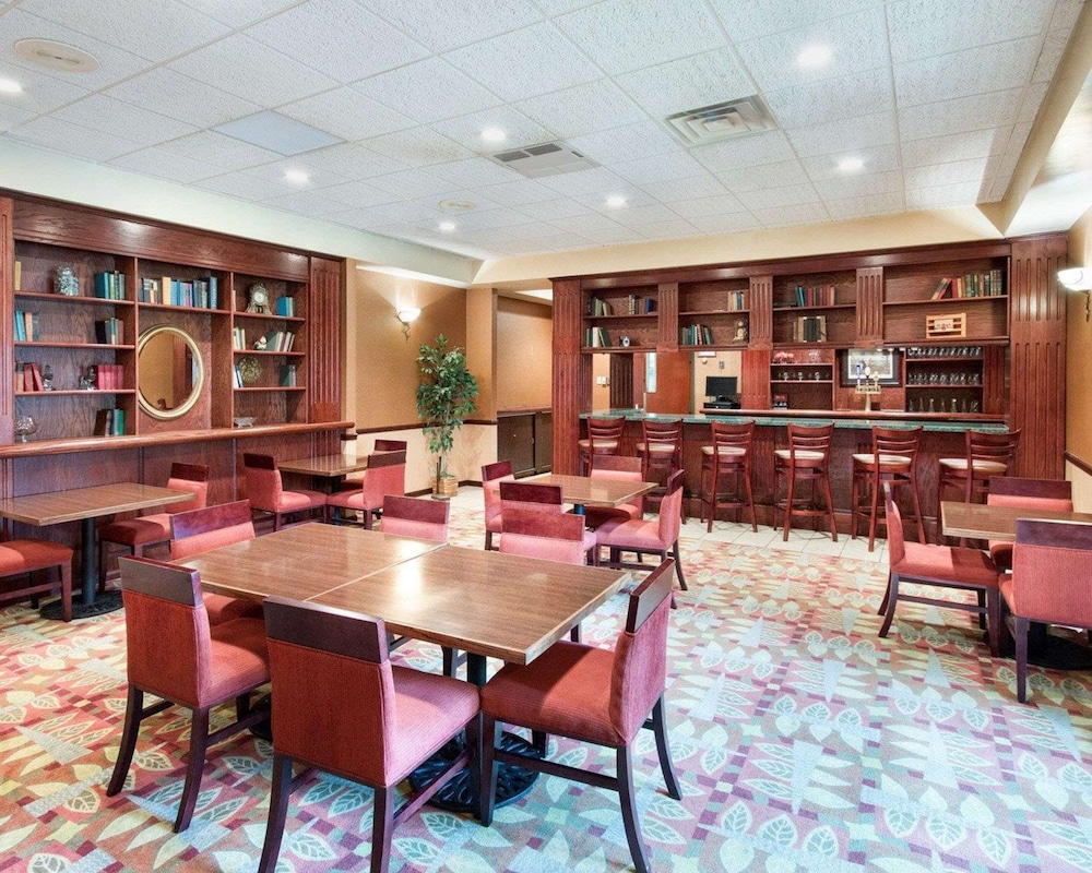 Comfort Suites Parkersburg South - photo 42