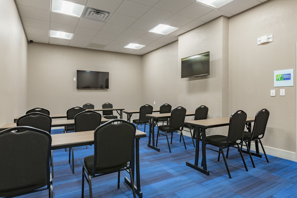 Holiday Inn Express and Suites San Marcos South by IHG - photo 38