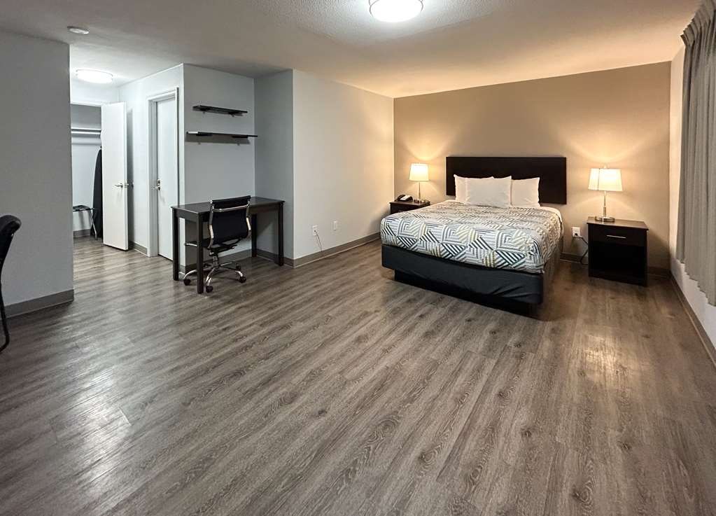 Econo Lodge Vancouver - photo 5