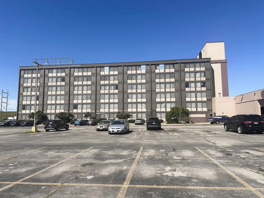 Ramada by Wyndham Cedar Rapids - photo 6