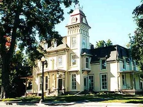 Absolute 1000 Islands Suites — Gananoque