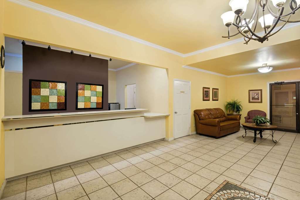 Days Inn by Wyndham Near Seaworld San Antonio - photo 4