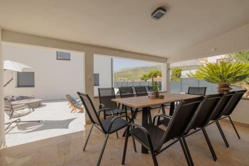 Villa Bella Split Podstrana — 4-Star Luxury Hotel in Podstrana, Croatia