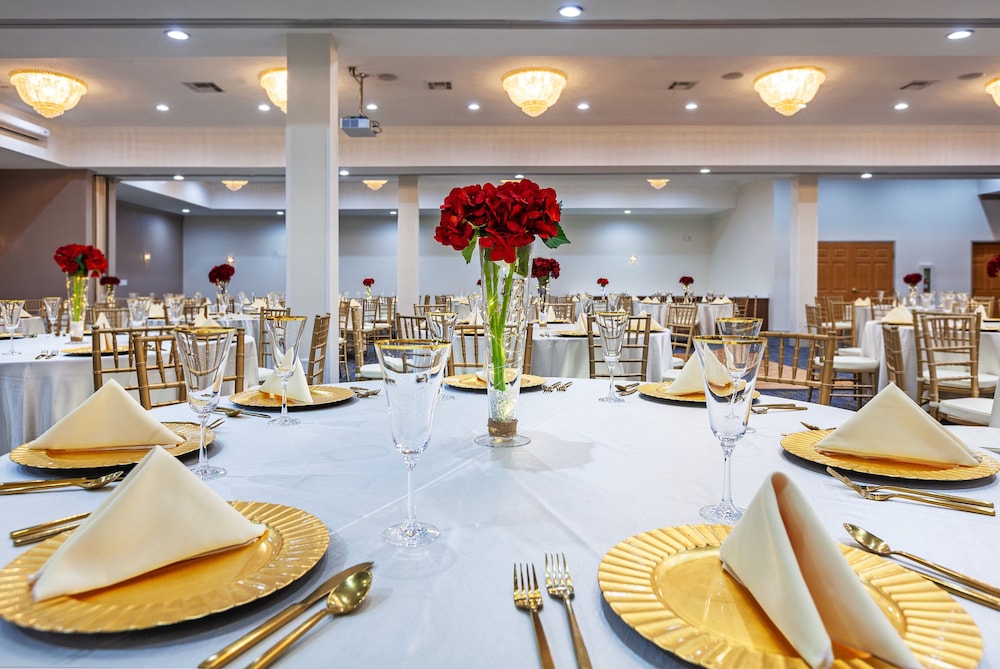 Holiday Inn Express Hotel & Suites Jenks by IHG - photo 37