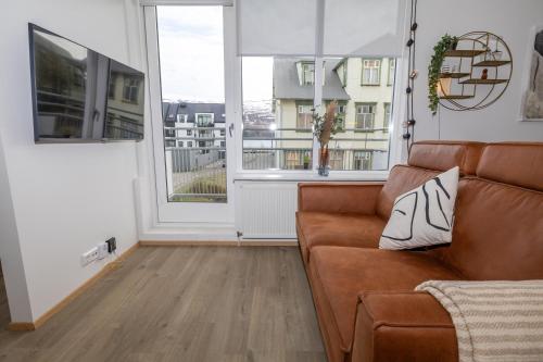 LL Properties H81 Charming Deluxe Apartment