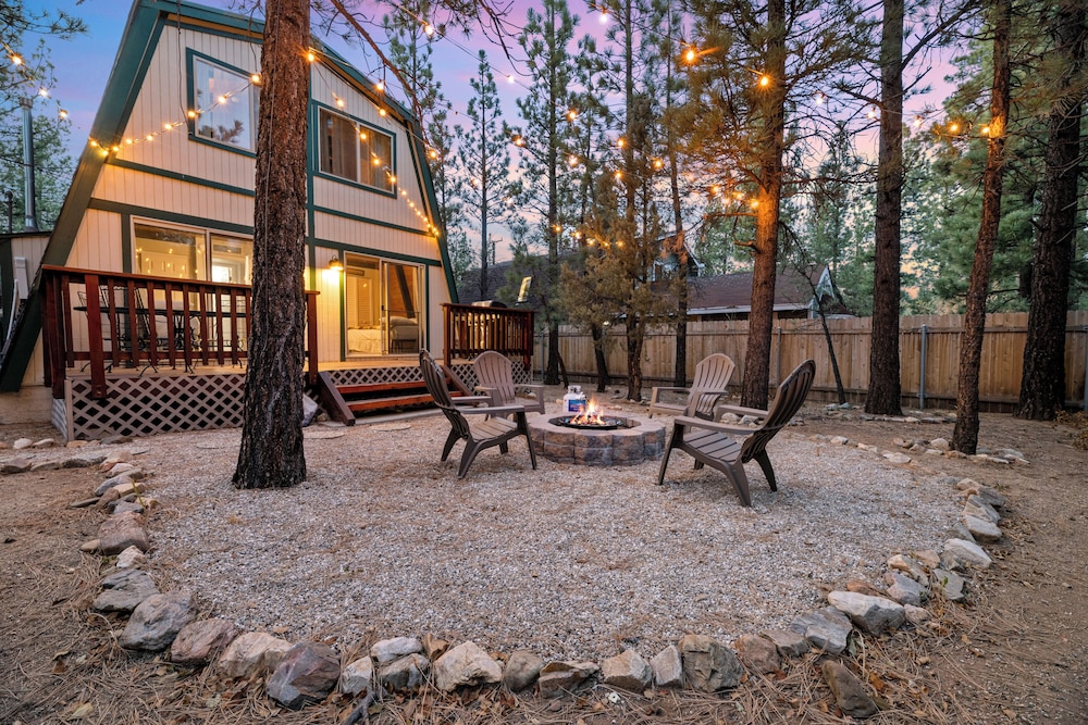 Big Bear Den Great cabin far enough from town to getaway and fully fenced yard with firepit — 4-Star Luxury Hotel in Big Bear City, United States