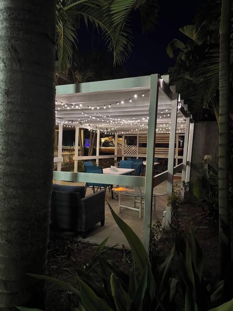 1 Bed Room Pool Steps to Beach - last minute hotel in Cocoa Beach