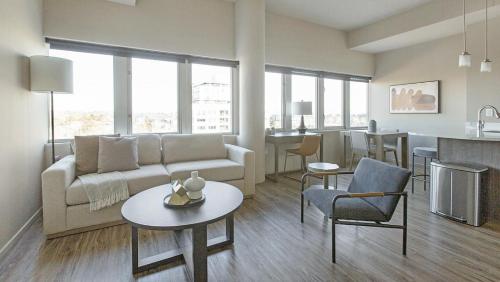 Landing Modern Apartment with Amazing Amenities — 4-Star Luxury Hotel in Omaha, United States