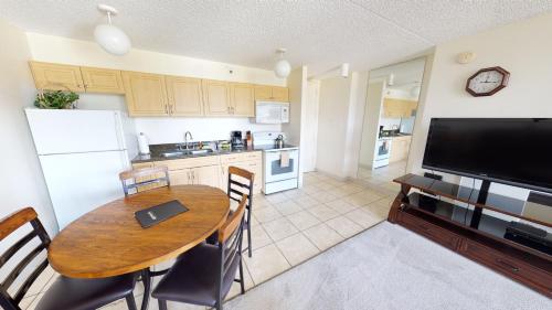 Updated 22nd Floor Waikiki Condo Free parking & WiFi Ideal for large family by Koko Resort Vacation Rentals - photo 2